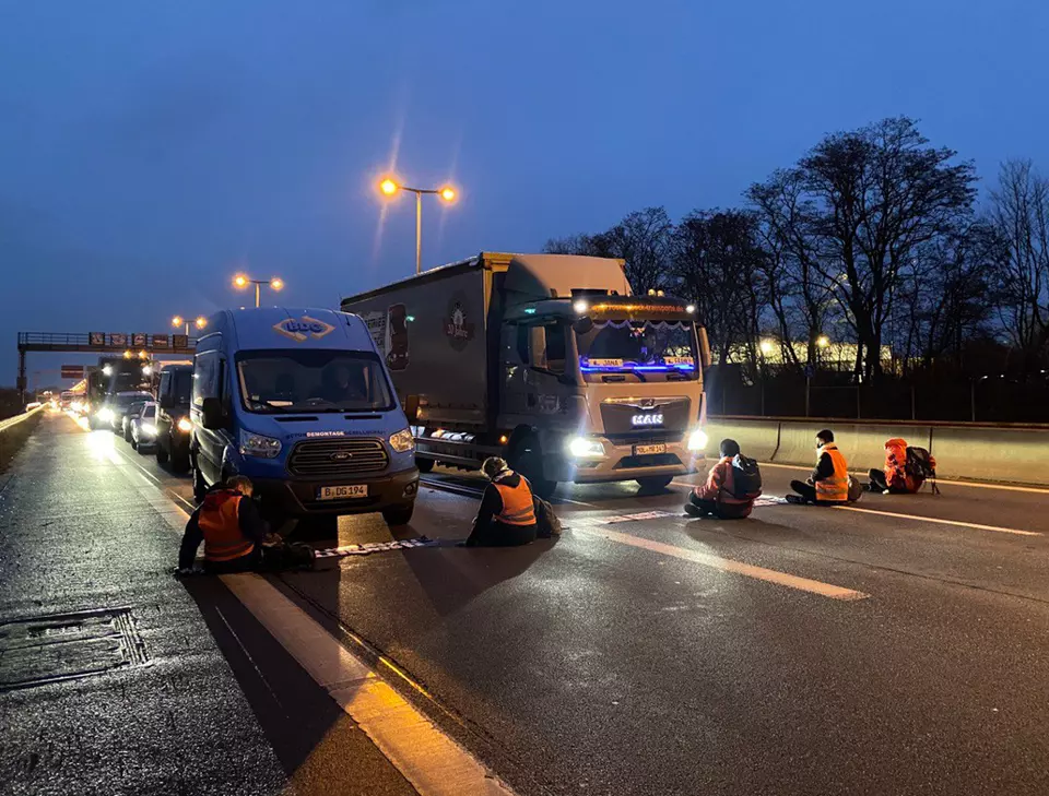 Activiștii pentru mediu germani blochează autostrăzile, lipindu-și mâinile cu adeziv de asfalt. „Dacă facem doar acțiuni cuminți, reacția politicienilor va fi prea lentă”