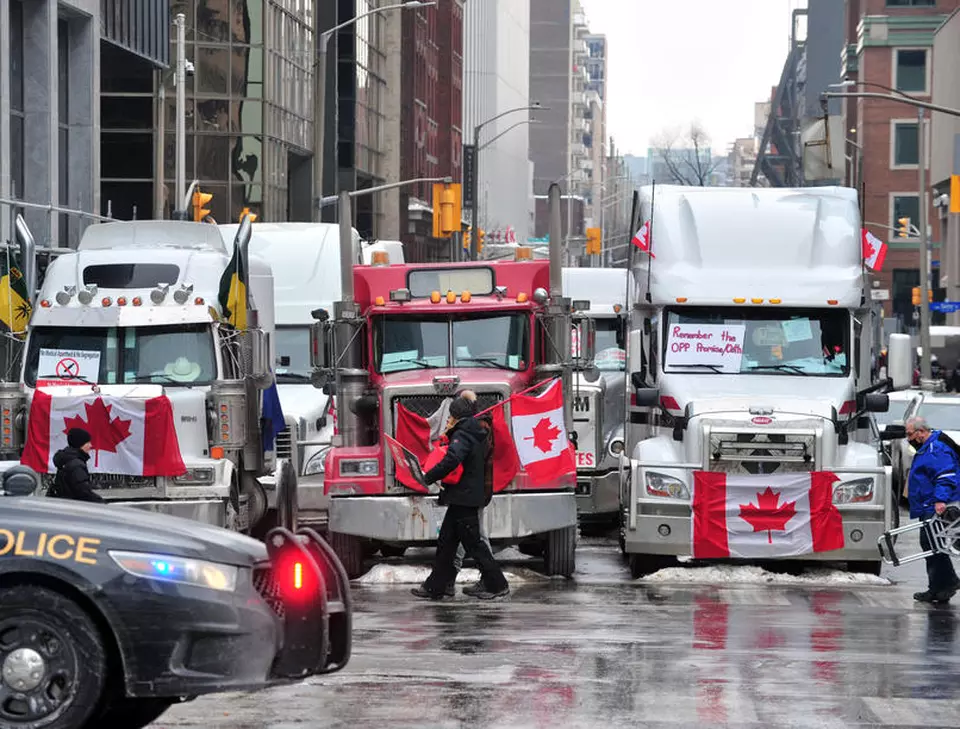 Canada are dificultăți în a încheia protestul camionagiilor. Blocarea unui pod perturbă comerțul
